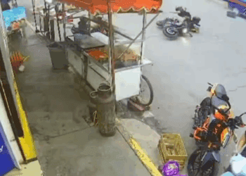 Tornado sorprende en Edomex y derriba a motociclista