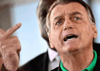 Brasil impone a Bolsonaro tobillera y restricciones por riesgo de fuga en caso judicial