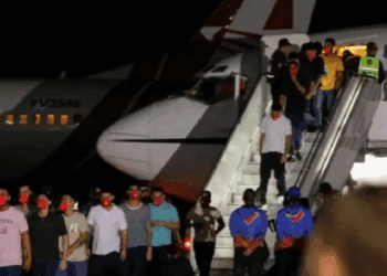 Celebran en Venezuela el retorno de 252 migrantes tras acuerdo de canje con EU