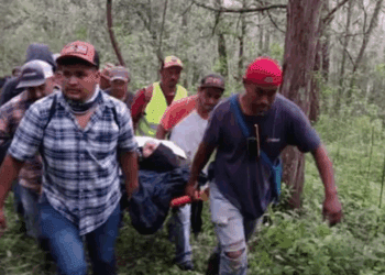 Rescatan a adulto mayor tras 4 días perdido en barranca