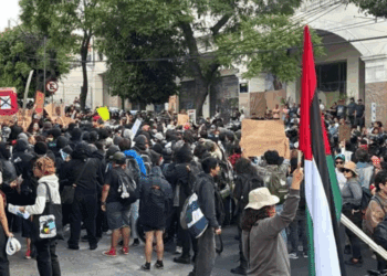 Marcha contra la gentrificación transcurre en calma, pero vandalizan museo en CU