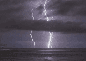 Desde la EEI, astronauta capta tormenta eléctrica sobre Milán