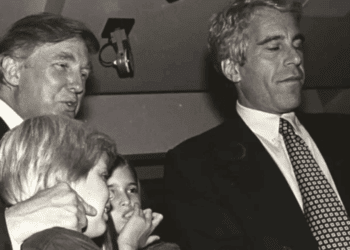 Difunden fotos y videos inéditos que evidencian la cercanía de Trump con Jeffrey Epstein