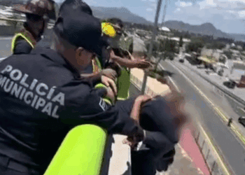 Policías salvan a joven con discapacidad que intentaba saltar de un puente en Saltillo