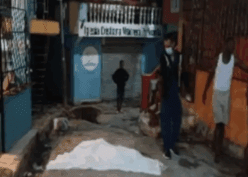 Multitud lincha a joven tras feminicidio en barrio de Santo Domingo