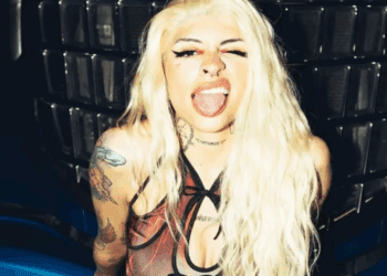 Cazzu calla rumores con humor y revela su única cirugía