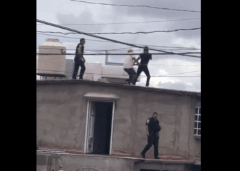 Policías salvan a joven que intentó suicidarse en una azotea en Chihuahua