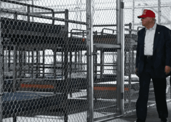 Trump inaugura prisión migratoria rodeada de caimanes