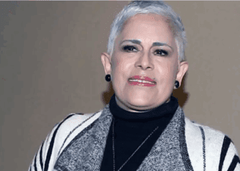 Eugenia León se recupera tras cirugía de columna y recibe apoyo del medio artístico