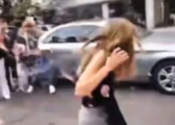 “Lady Racista” esquiva la cárcel con dinero y disculpas