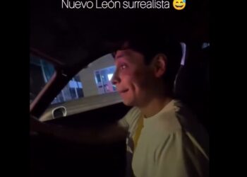 Policía aplica alcoholímetro a la pasajera por confusión con auto de volante derecho