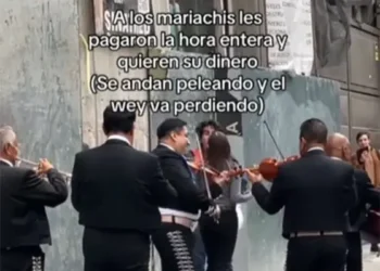 Pareja discute al ritmo de mariachi