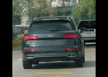Rata viaja sobre camioneta de lujo sin placas en CDMX y se vuelve viral