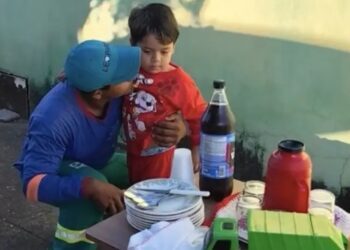 La conmovedora historia del niño que celebró su cumpleaños con los trabajadores de limpieza que admira