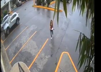 Camioneta embiste plaza en Monterrey; una mujer se salva de milagro
