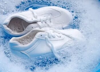 ¿Tus tenis blancos se pusieron amarillos? Así puedes dejarlos como nuevos