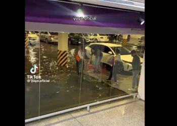 ‘Viene, viene’ usa carrito como lancha y se vuelve viral en Puebla