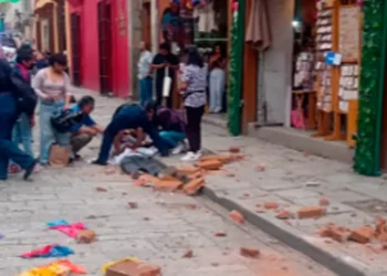 Adolescente resulta herido por caída de cornisa