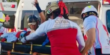 Turista sufre grave accidente en playa de Acapulco tras ser embestida por una lancha
