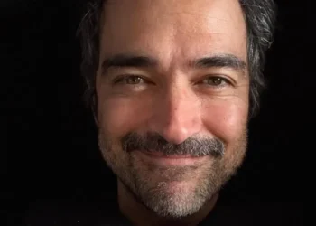 Alfonso Herrera reporta robo de su equipaje tras vuelo desde Alemania