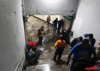 Metro Hangares inundado por lluvias
