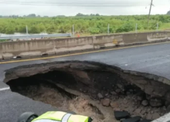 Se abre gran socavón en carretera de Michoacán