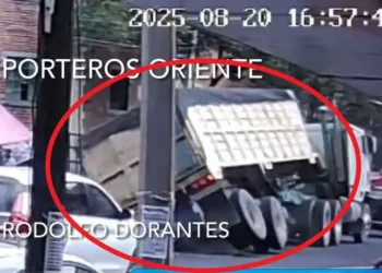 Tráiler cae en enorme socavón en la Obrera