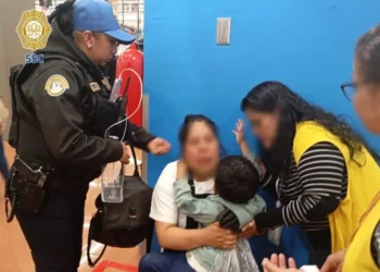 Policías ayudan a reunir a un niño extraviado con su mamá