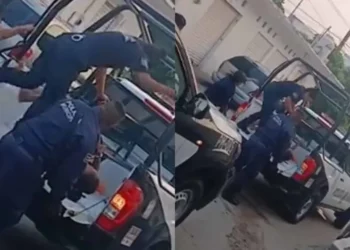 Mujer policía golpea a detenida