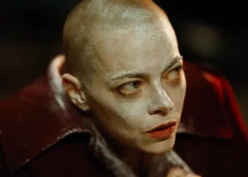 Emma Stone sorprende al raparse para Bugonia