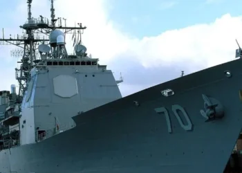 Buque lanzamisiles de EE. UU. cruza el Canal de Panamá