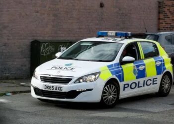 Hombre intoxica a niños con dulces en campamento