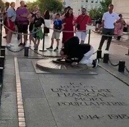 Hombre usa llama del Soldado Desconocido en París para encender cigarro