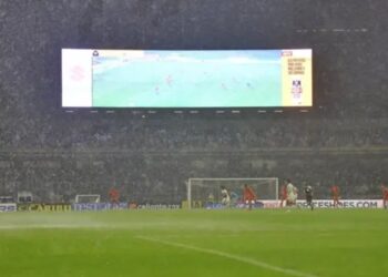 Cancha de CU se inunda en pleno partido