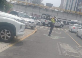 Disparan a mujer en la cabeza