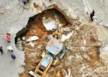 Se genera socavón de 12 metros en Ecatepec