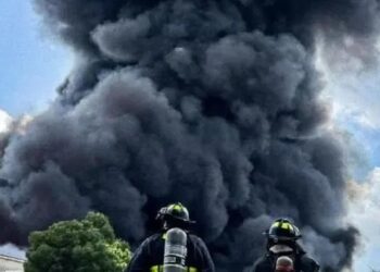 Incendio en fábrica provoca densa nube de humo visible a kilómetros