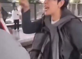 Mujer reclama a hombre ciego por “verle el trasero”