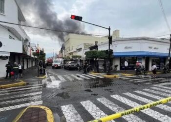 Incendio arrasa tienda de telas en Colima