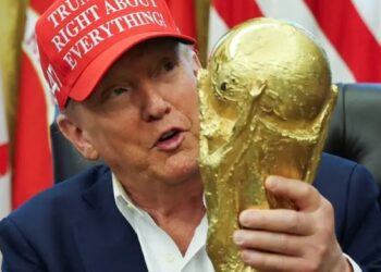 Por qué Donald Trump pudo tocar el trofeo de la FIFA