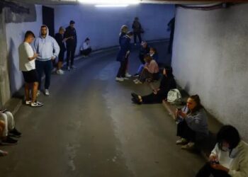 Bombardeo ruso causa muertes y destrucción en Kiev