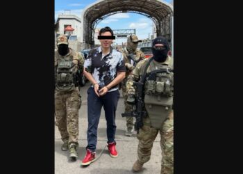 Difunden imagen de Julio César Chávez Jr. esposado tras su entrega a México