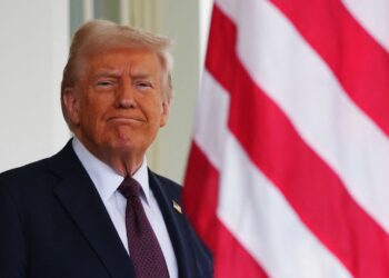 Trump propone cárcel a quien queme bandera de EE. UU.