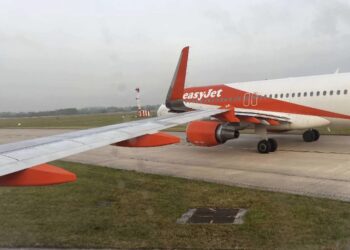 Vuelo regresa a tierra porque pasajero entra a cabina