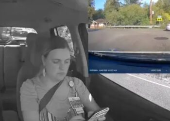 Conductora distraída con el celular choca auto rentado; video viral la desmiente