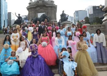 Quinceañeras que luchan contra el cáncer celebran su día en CDMX