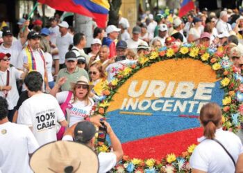 Colombianos marchan en defensa de Álvaro Uribe