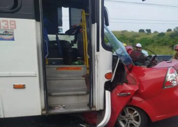Autobús provoca choque fatal en Xalapa y mata a una familia
