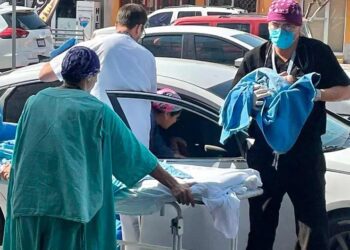 ¡Parto en el tráfico! Mujer da a luz en su auto en Hermosillo y es asistida por médicas del IMSS