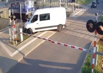 Tren embiste furgoneta en Polonia tras imprudencia del conductor
